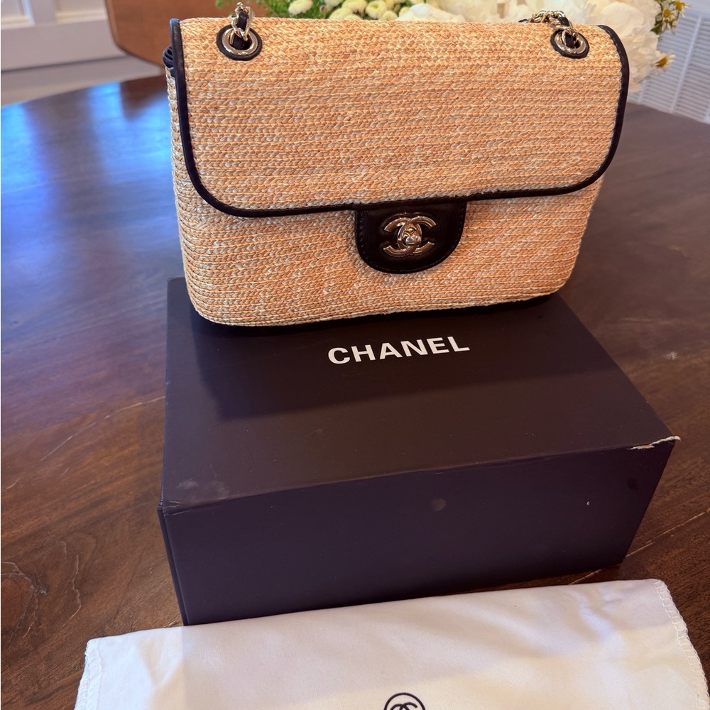 CHANEL Beige Tweed Shoulder Bag with Black Trim & Chain Strap - Picture 2 of 4